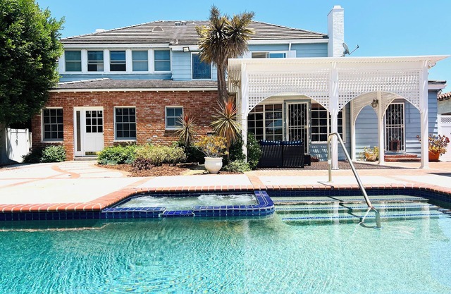 Beverly Hills Dream Home, Stunning Views! 5BR with Pool, Spa and Game Room!