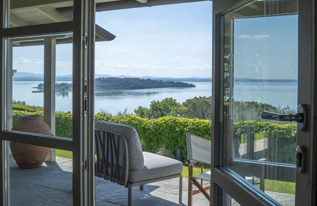 Bianca la Luna boasts a spectacular panoramic view of Lake Trasimeno, elegant interiors with light c