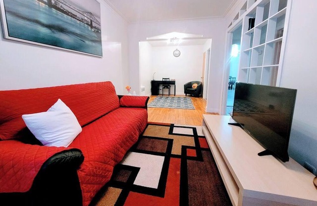 Big 2BR Ville Marie 1,000 sqft | 5 min walk to metro | Free street parking