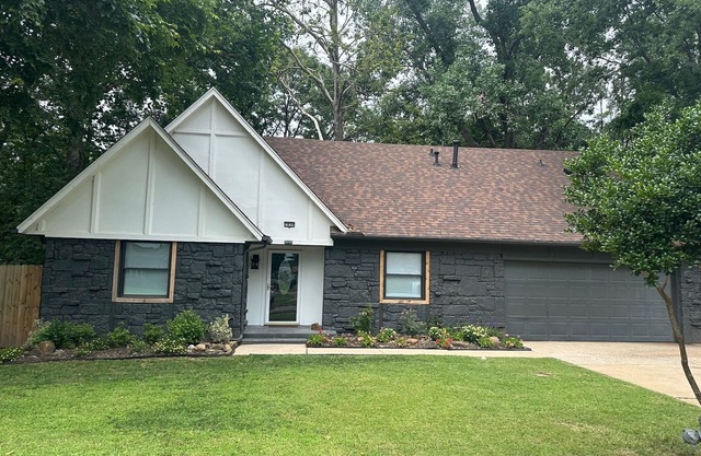 Big 4-bedroom South Broken Arrow walk to Indian Springs Golf Course Fast WiFi