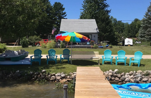Großes Bass Lake Beach House! 2 Kajaks, Firepit und Sandy Beach! Ponton zur Verfügung.