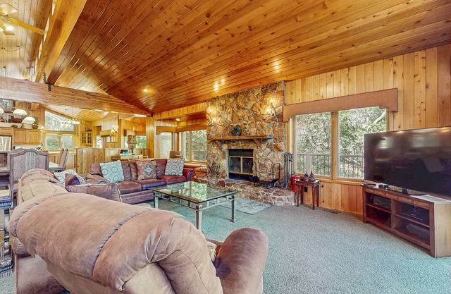 Big Bear 7th Heaven ~ Lakeview Chalet with Hot Tub, Sauna, Grill, Great Deck Views