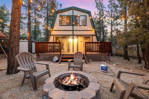 Big Bear Den - Great cabin far enough from town to getaway and fully fenced yard with firepit