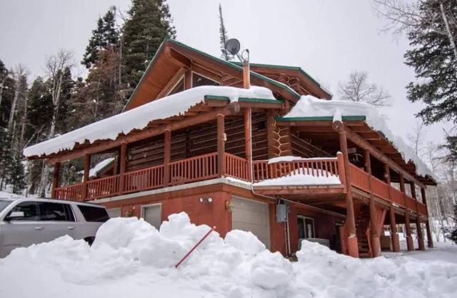Big Bear Lodge: Private 7BR Hot Tub, Sauna, Fast WIFI, mountain cabin Park City