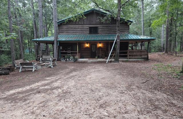 Big Beautiful Cabin amongst Towering Pines