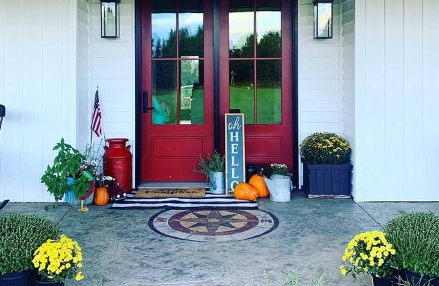 Big Beautiful Farmhouse - Sunsets, Hot Tub, Fire Pit, Trails, farm fresh eggs!