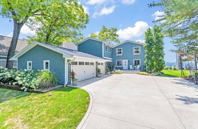 Big Blue Haven -Lakefront Sleeps 24
