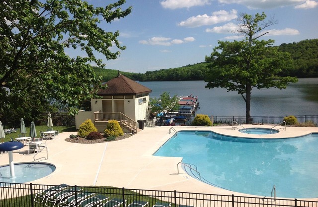 Big Boulder Lake Front Condo / Kostenloses WiFi & Parken / Pool / Jacuzzi / Kamin / Grill