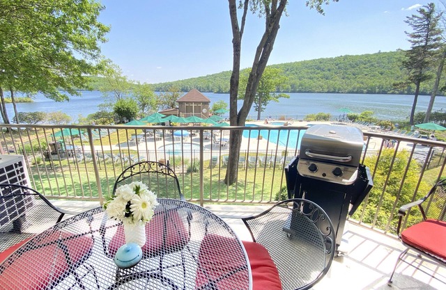"Big Boulder Lake Retreat" 2min to Ski, Cozy Fireplace, 10min to Waterpark