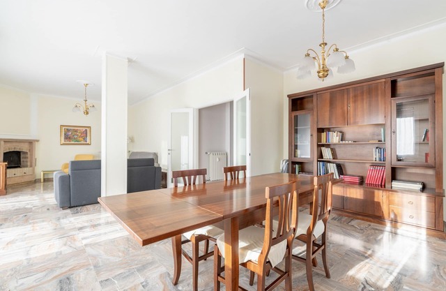 Großes Apartment mit 4 Schlafzimmern und 2 Bädern sowie einer großen Terrasse