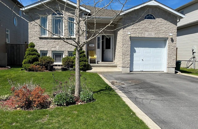 Big & Charming Bungalow Getaway (nearby Walmart, LCBO, Beer Store, Mall, etc.)