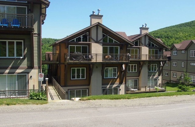 Big Condo Chalet Stil Ski in Ski out in Mont Sutton!