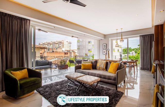 Big corner balcony, pool & gym