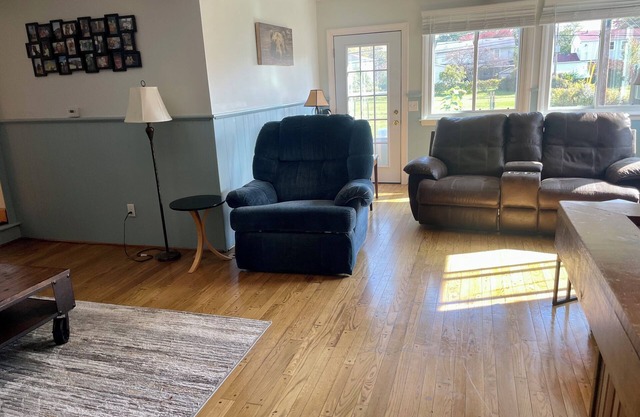 Big & Cozy 3-bedroom House with Driveway, Huge TV & Fireplace in Buffalo Suburbs