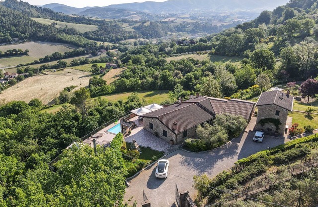 Villa mit privaten Innen- und Außenpools für bis zu 25 Personen