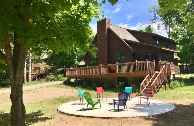 Großes familienfreundliches Haus in Crystal Mountain Resort, zu Fuß zum Skifahren, Golf, Pool
