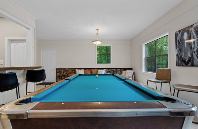 Big family friendly, Deck, Pool Table, Propane Grill & Fire Pit!