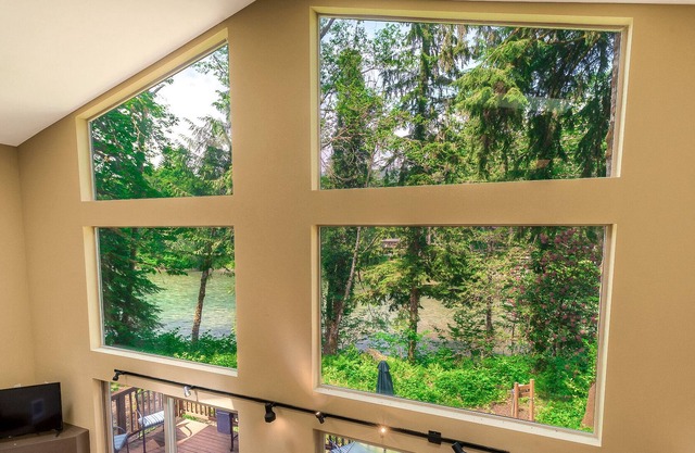 Big Foot Hideout: 2-stöckiges Haus am Fluss für bis zu 8 + Haustiere mit Whirlpool und Grill!