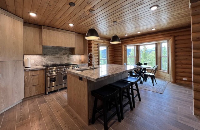 Big Horn Hideaway · Big Horn Hideaway, Sleeps 15, Garage, 9 Bed 3 bath