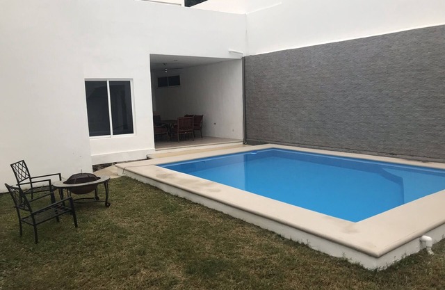 GROSSES HAUS MIT SCHWIMMBAD