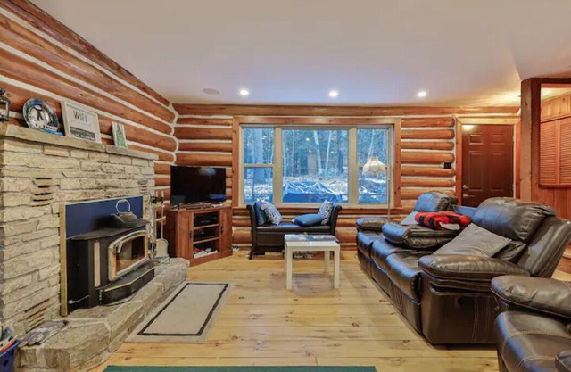 Big Log Cabin Home right in town of Buckhorn