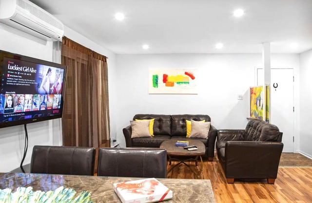 Big & Luxurious, Free Parking, King Size Bed, TV
