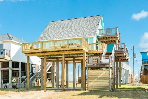Big Ocean Views Near Main Beach Access