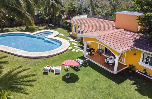 Großer Pool, schöner Garten, 4 Personen, in einem gemütlichen Haus in einer Villa im Landhausstil
