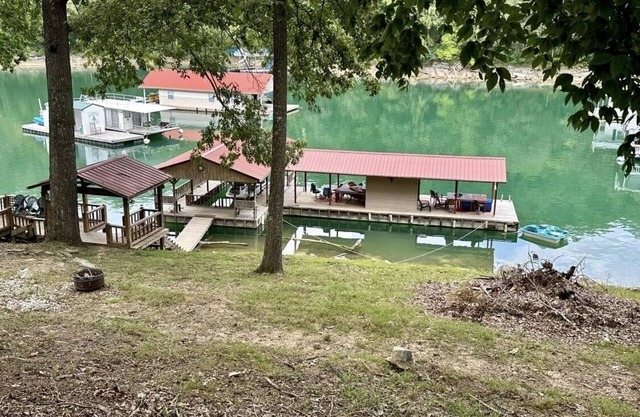 Big Private Dock! 3 BRM, 2 Bath house 64 steps from the water, WIFI