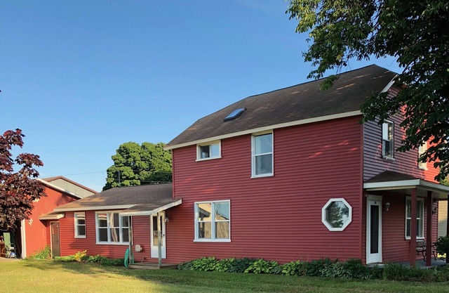 Big Red ist ein neu renoviertes historisches Haus mit 4 Schlafzimmern im Herzen von Grand Marais!
