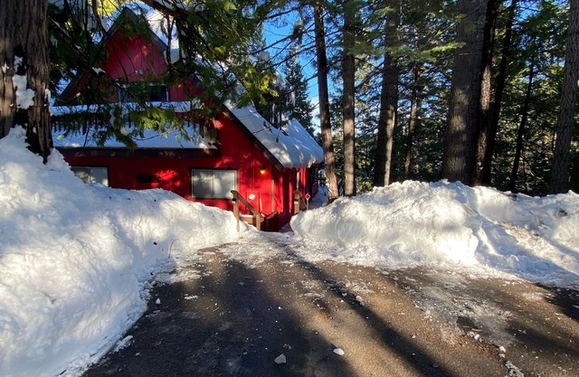 Big Red Cabin 5 min drive to Pinecrest Dodge Ridge Starlink high speed internet