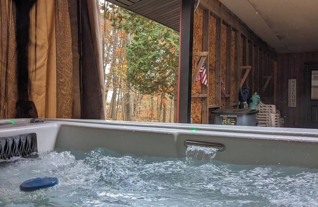 Big Red! Modern clubhouse with Hot Tub! Walking distance to Castle - 4 bedrooms