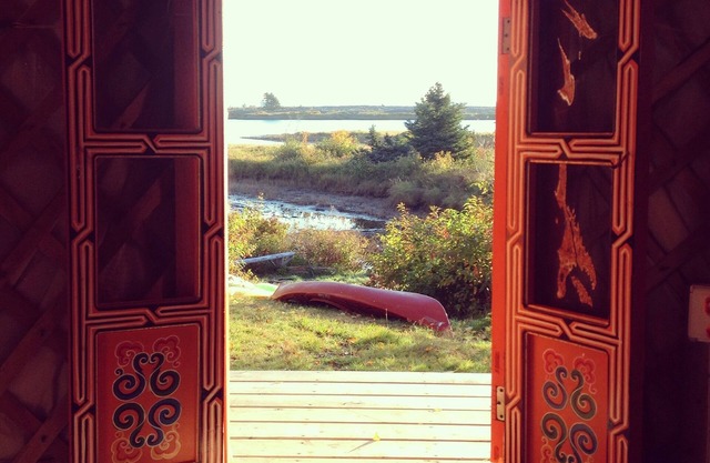 Große rote Jurte bei Cabot Shores Wilderness Resort
