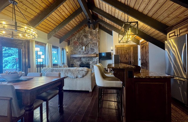 Big Sky Condo on the Golf Course, close to Skiing and Town Center!