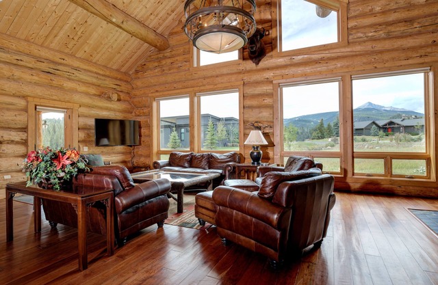 MDW Red Feather Lodge