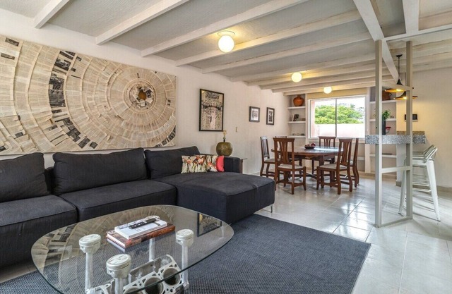 Big spacious apartment w/ terrace. 3br 2ba 150 mbs