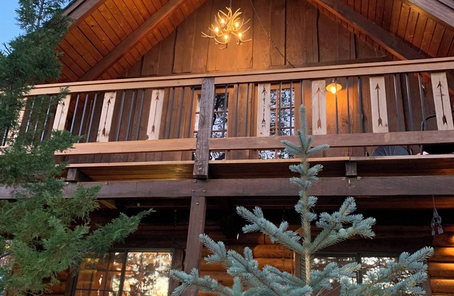 Big Tree Lodge - Luxurious quiet & peaceful Log Cabin in Fawnskin/Big Bear Lake