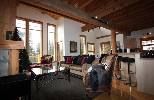 Big White Snow Pines Chalet - Pet Friendly Sleeps up to 10, Private Hot Tub!!!