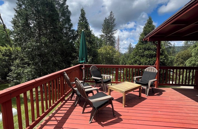 Bigfoot Bungalow A charming 2-bedroom cabin with AC, WiFi in peaceful Oakhurst