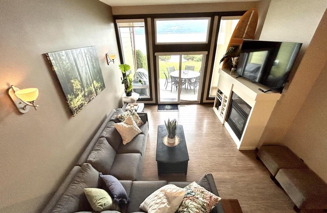Bigfoot's Beach Retreat - Shuswap Vacation & Sledding Destination