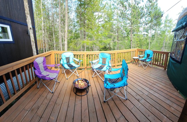 Bigfoot's Hideaway! 2 bdrm Cabin & Yurt, Best Location/Lk Cushman, WiFi, Hot tub