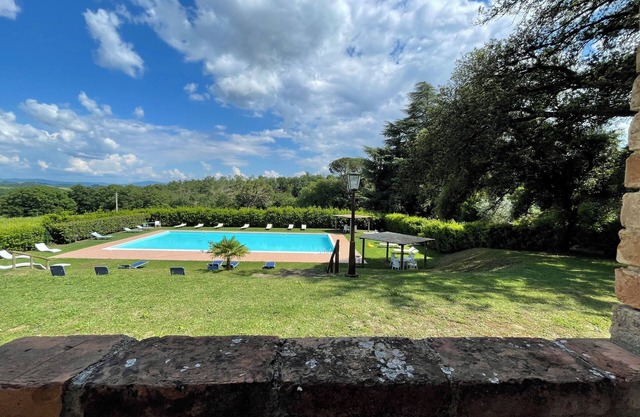 BigTypicalTuscan farmhouse, breath-taking views, big private outdoor, pool to share