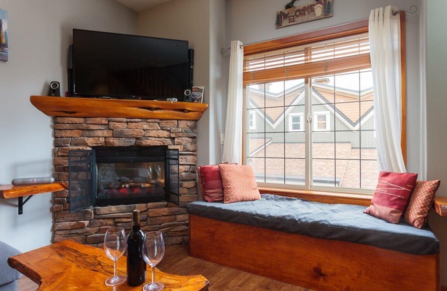 BigWhite Ski In/Out Chalet w Private HotTub & Garage