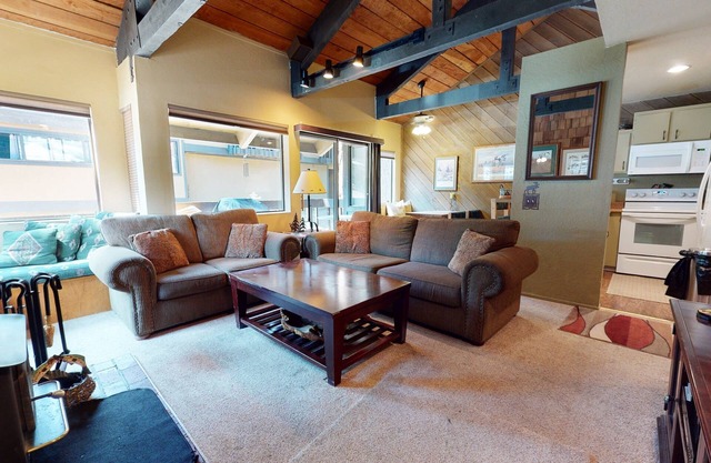 Bigwood 62 Quiet and Cozy in Forest Setting, with Garage Parking by RedAwning