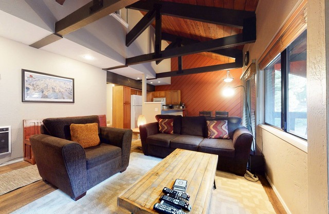 Bigwood 63 Cozy Mountain Home, 1 Car Garage, Close to Eagle Lodge by RedAwning