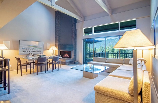 Bigwood B14 - Prime Location + Big Bald Mountain Views!