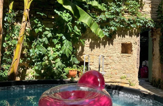Bijou Dorfhaus mit beheiztem Pool in ruhigen Innenhof Gardens