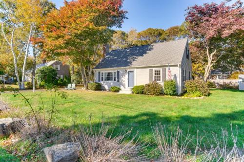 Bike to Private Beach Cape Cod Escape with Sunroom