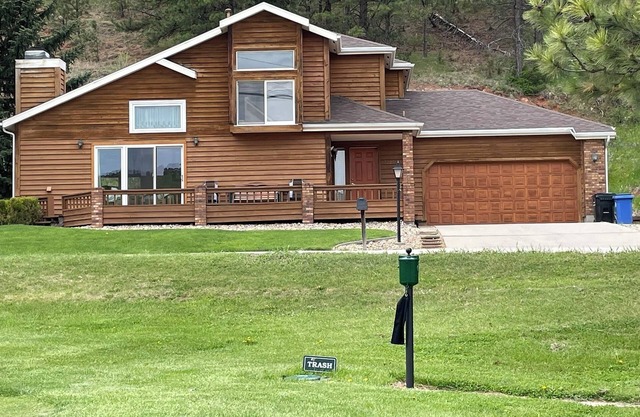 Biker and Golfers Delight 3-bedroom house in enjoyable Rapid City with WiFi, AC