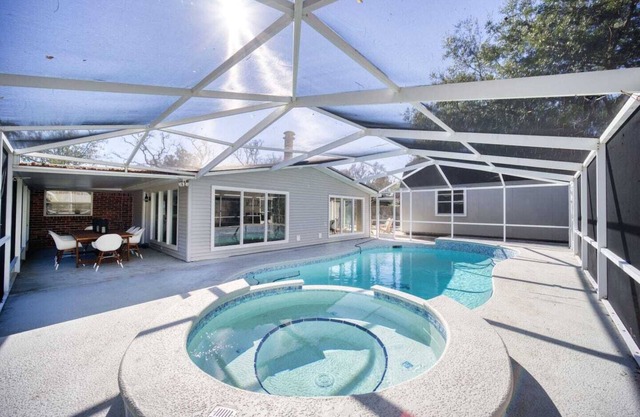 ~Green Felt Getaway Sleeps 12 Heated Pool & Spa~